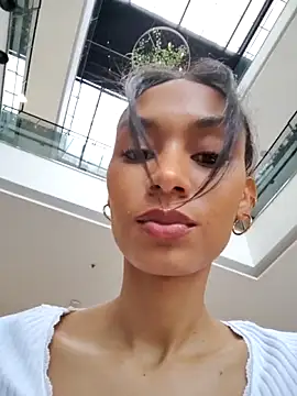 Leaberry online show from October 10, 2025, 7:47 pm