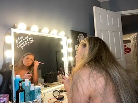 Alexaluxee online show from October 18, 2025, 7:27 pm