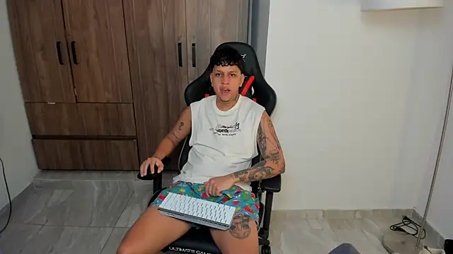 Snapshot of Jake_simons chatting on October 16, 2025, 1:03 am Jake simons online show from October 16, 2025, 1:03 am