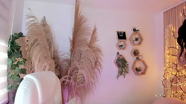 paulinacostello online show from April 18, 2026, 5:15 pm