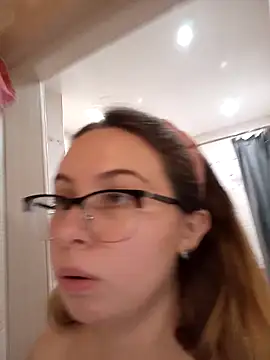 Snapshot of DienkaGreen chatting on December 8, 2024, 3:35 pm DienkaGreen online show from December 8, 2024, 3:35 pm