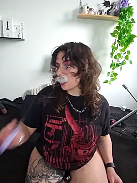 Snapshot of Moxxxie chatting on October 2, 2025, 2:31 pm Moxxxie online show from October 2, 2025, 2:31 pm