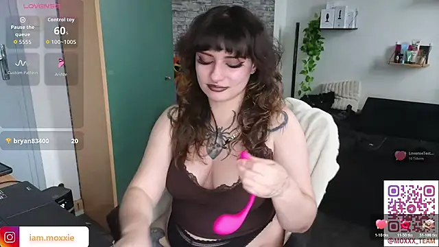 Snapshot of Moxxxie chatting on October 24, 2025, 3:55 pm Moxxxie online show from October 24, 2025, 3:55 pm