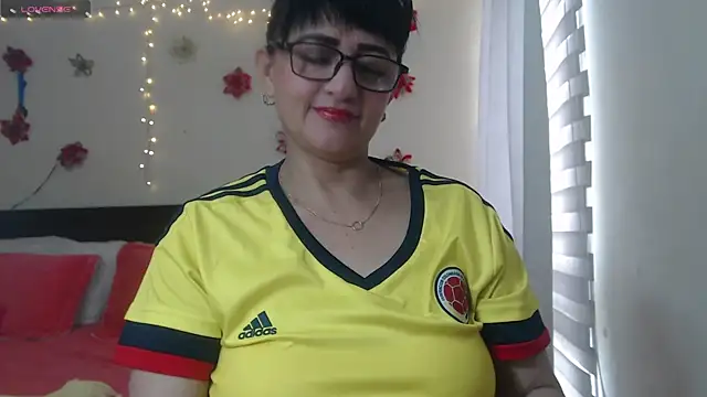 Snapshot of ISABEEL_SOFIA01 chatting on March 20, 2025, 6:42 pm ISABEEL SOFIA01 online show from March 20, 2025, 6:42 pm