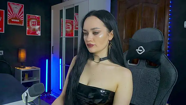 QueenAliss online show from November 10, 2025, 6:29 am