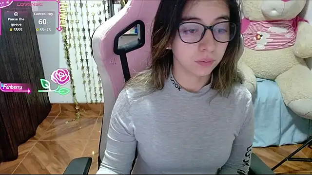 Snapshot of Maggie_Fox3 chatting on October 17, 2025, 12:47 am Maggie Fox3 online show from October 17, 2025, 12:47 am