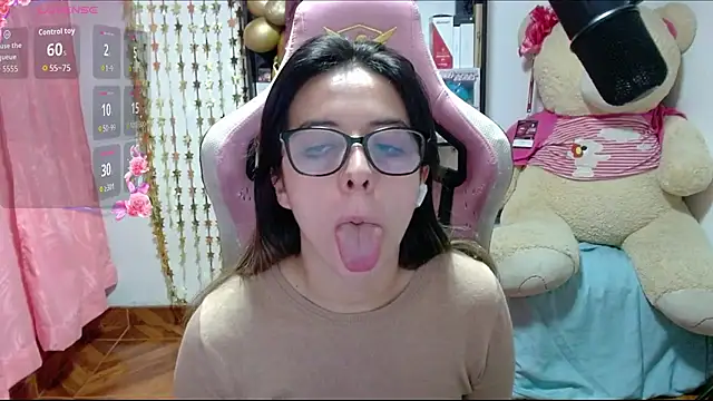 Snapshot of Maggie_Fox3 chatting on October 20, 2025, 12:02 am Maggie Fox3 online show from October 20, 2025, 12:02 am