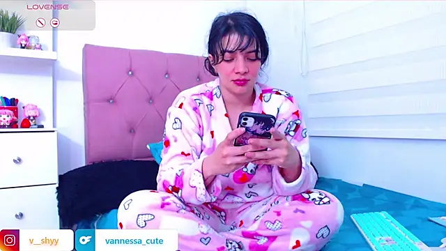 Snapshot of Vannessa__Shy chatting on September 28, 2025, 3:02 am Vannessa  Shy online show from September 28, 2025, 3:02 am