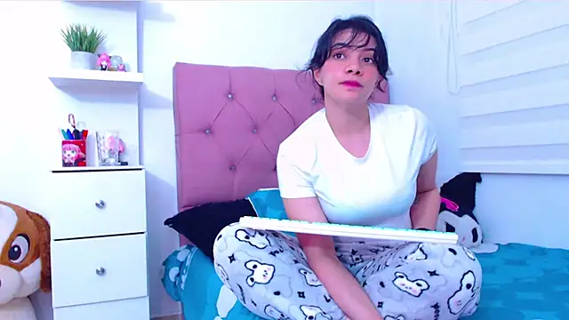 Snapshot of Vannessa__Shy chatting on September 22, 2025, 11:33 pm Vannessa  Shy online show from September 22, 2025, 11:33 pm