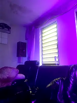 Snapshot of Crystalbitchx chatting on October 5, 2025, 7:21 am Crystalbitchx online show from October 5, 2025, 7:21 am