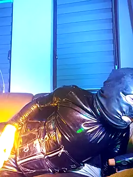 Snapshot of Crystalbitchx chatting on October 15, 2025, 4:11 am Crystalbitchx online show from October 15, 2025, 4:11 am