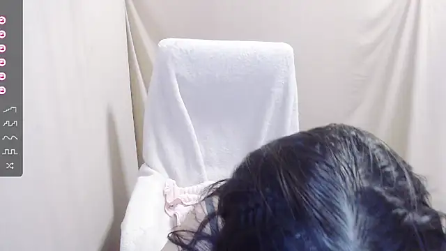 Snapshot of AkinLocal chatting on October 31, 2025, 2:24 pm AkinLocal online show from October 31, 2025, 2:24 pm