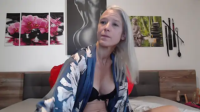 Naschkatze01 online show from September 19, 2025, 5:11 am