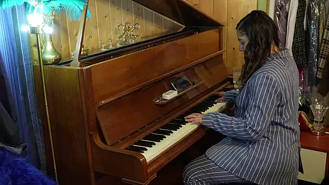 VanessaDoyle online show from September 24, 2025, 2:56 pm