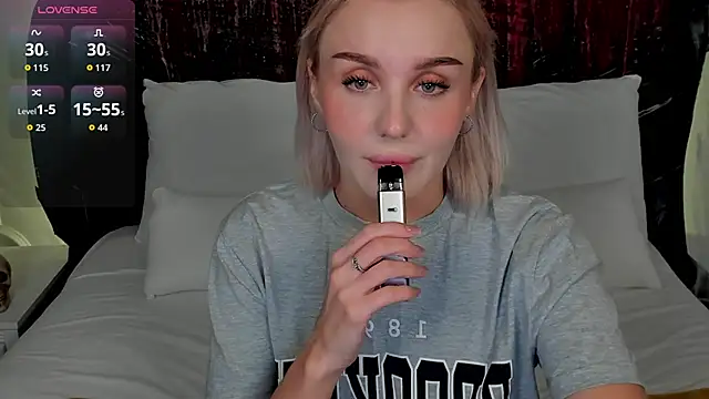 Snapshot of LianaFord chatting on October 17, 2025, 10:33 pm LianaFord online show from October 17, 2025, 10:33 pm