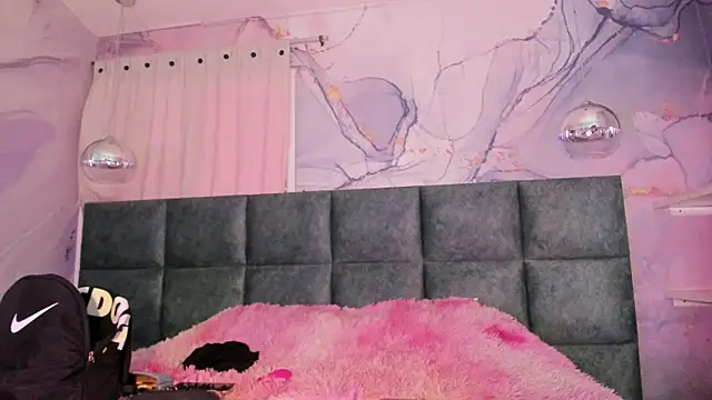 AntonellaRossi online show from April 6, 2026, 7:48 pm