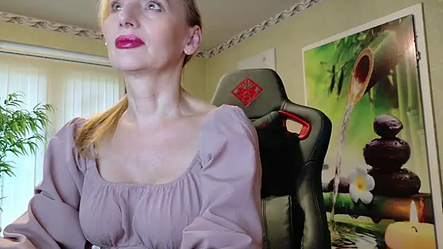 Snapshot of HotLana69 chatting on October 5, 2025, 3:47 pm HotLana69 online show from October 5, 2025, 3:47 pm