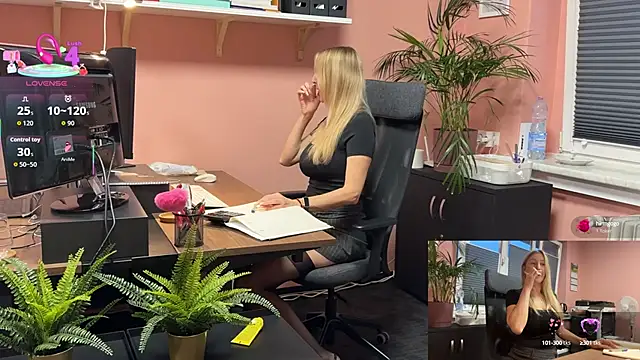 Snapshot of legsLONG chatting on September 15, 2025, 4:13 am legsLONG online show from September 15, 2025, 4:13 am