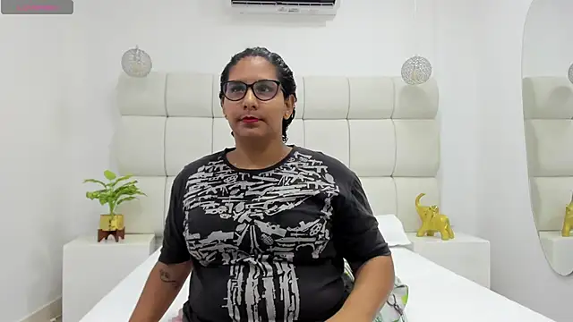 DanielleEvans  online show from September 23, 2025, 11:17 am