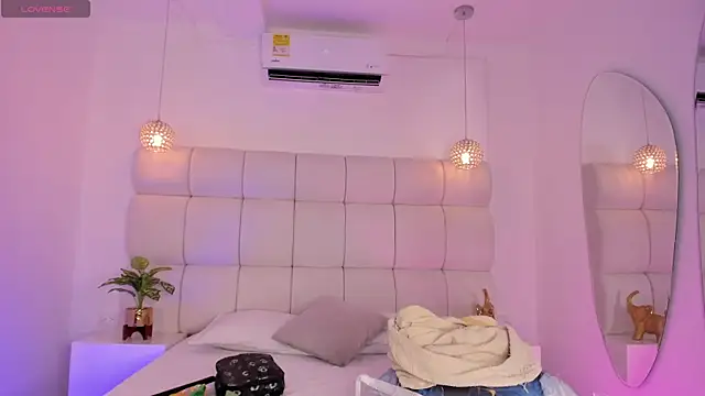 DanielleEvans  online show from November 8, 2025, 11:25 am