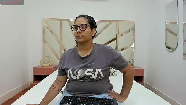 DanielleEvans  online show from February 25, 2025, 11:32 am