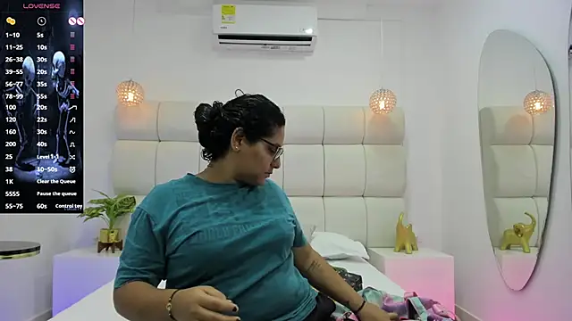 DanielleEvans  online show from October 16, 2025, 11:18 am