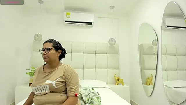 DanielleEvans  online show from September 30, 2025, 11:05 am