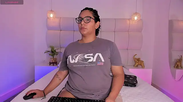 DanielleEvans  online show from November 27, 2025, 11:32 am