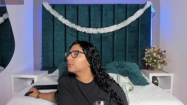 DanielleEvans  online show from December 22, 2025, 11:21 am