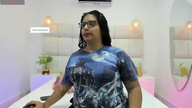 DanielleEvans  online show from November 3, 2025, 11:25 am