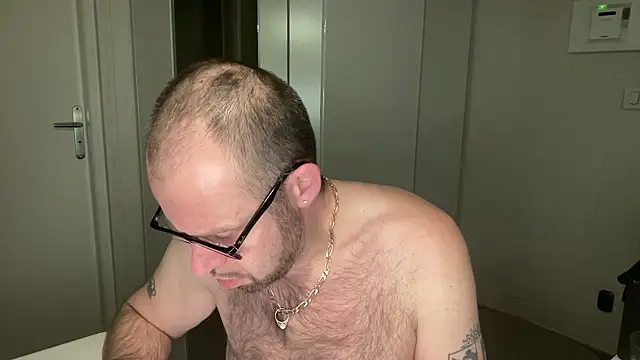 FABIOGLASSES online show from October 11, 2025, 8:32 pm