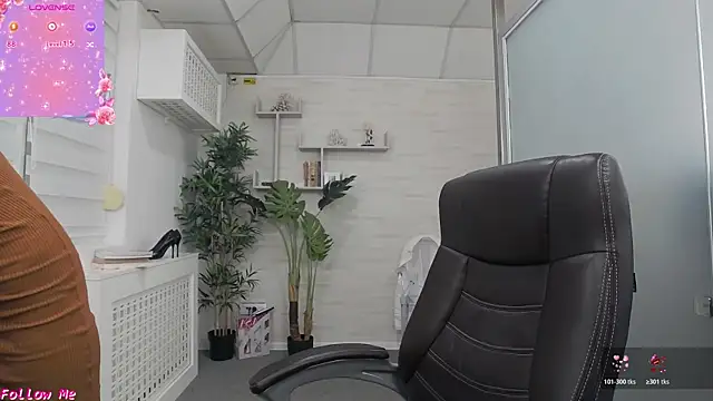 EllaMilf  online show from April 14, 2026, 3:44 am