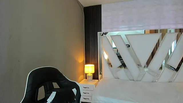 Snapshot of Linda4Petite chatting on April 19, 2026, 1:45 pm Linda4Petite online show from April 19, 2026, 1:45 pm