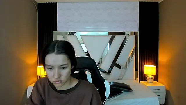 Linda4Petite online show from October 26, 2025, 1:11 pm