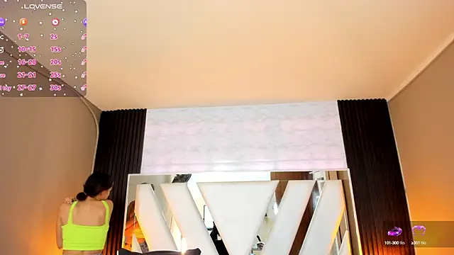 Linda4Petite online show from October 6, 2025, 6:19 pm