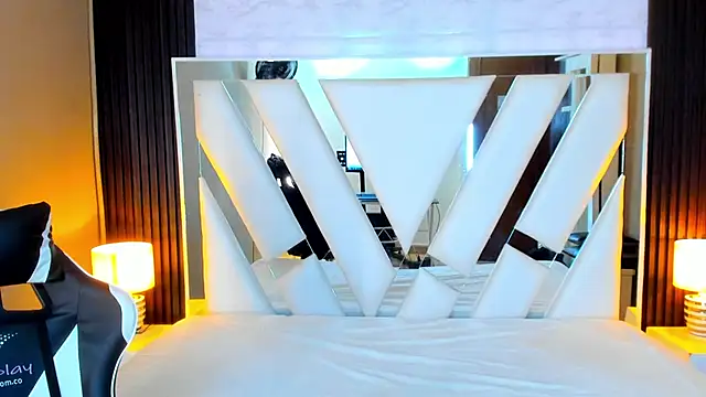 Linda4Petite online show from October 13, 2025, 6:09 pm