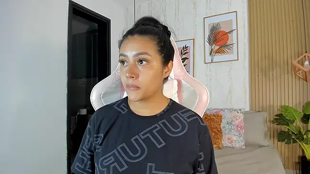 CameronCollins  online show from December 18, 2025, 8:34 pm