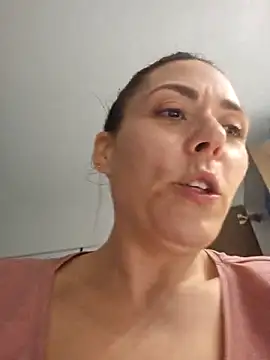 Snapshot of Ellie-L-Elizabeth chatting on April 24, 2026, 11:51 pm Ellie-L-Elizabeth online show from April 24, 2026, 11:51 pm