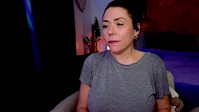 Snapshot of Ellie-L-Elizabeth chatting on May 19, 2026, 3:02 am Ellie-L-Elizabeth online show from May 19, 2026, 3:02 am