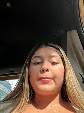 Snapshot of lunablossom_ chatting on October 19, 2025, 8:11 pm lunablossom online show from October 19, 2025, 8:11 pm