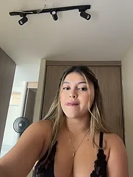 lunablossom  online show from April 14, 2026, 6:02 pm