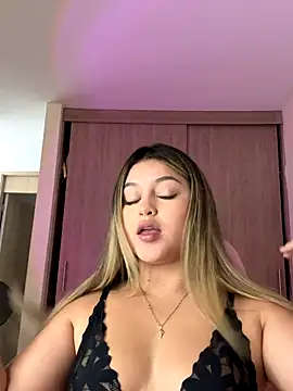 Snapshot of lunablossom_ chatting on October 23, 2025, 6:50 pm lunablossom online show from October 23, 2025, 6:50 pm