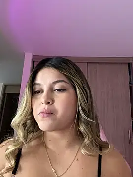 Snapshot of lunablossom_ chatting on October 15, 2025, 10:29 pm lunablossom online show from October 15, 2025, 10:29 pm