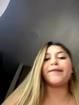 Snapshot of lunablossom_ chatting on October 6, 2025, 11:16 pm lunablossom online show from October 6, 2025, 11:16 pm