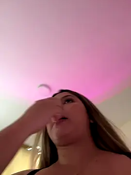 Snapshot of lunablossom_ chatting on October 31, 2025, 9:43 pm lunablossom online show from October 31, 2025, 9:43 pm