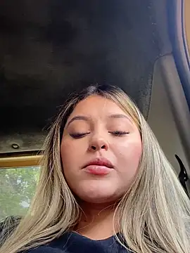 Snapshot of lunablossom_ chatting on October 1, 2025, 8:13 pm lunablossom online show from October 1, 2025, 8:13 pm