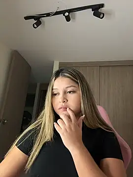 lunablossom  online show from February 27, 2026, 1:17 am