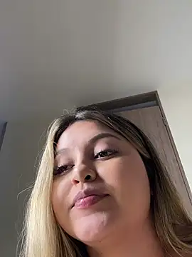 lunablossom  online show from February 25, 2025, 4:46 pm