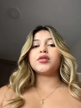 Snapshot of lunablossom_ chatting on September 26, 2025, 8:27 pm lunablossom online show from September 26, 2025, 8:27 pm