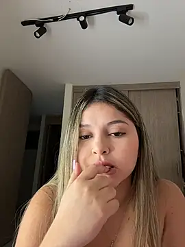 lunablossom  online show from March 11, 2026, 11:32 pm